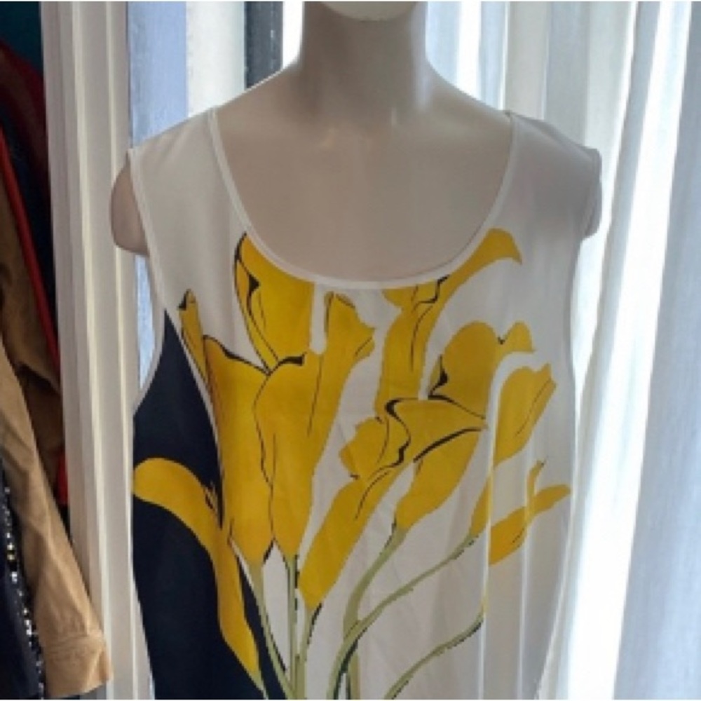 2XL full length dress. Lt weight sleeveless with elegant floral design.